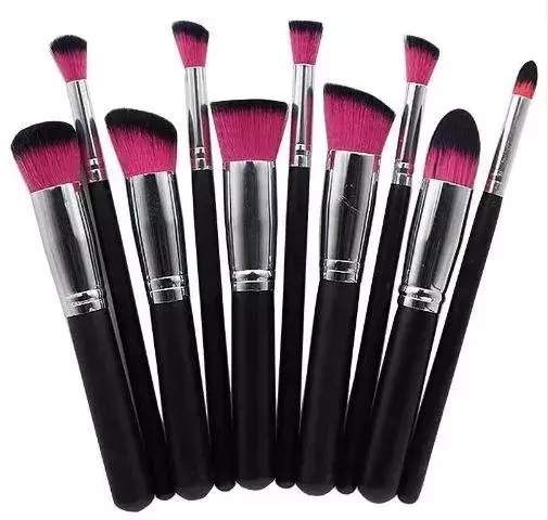 A SET OF PROFESSIONAL MAKEUP BRUSHES 10 PCS LONG