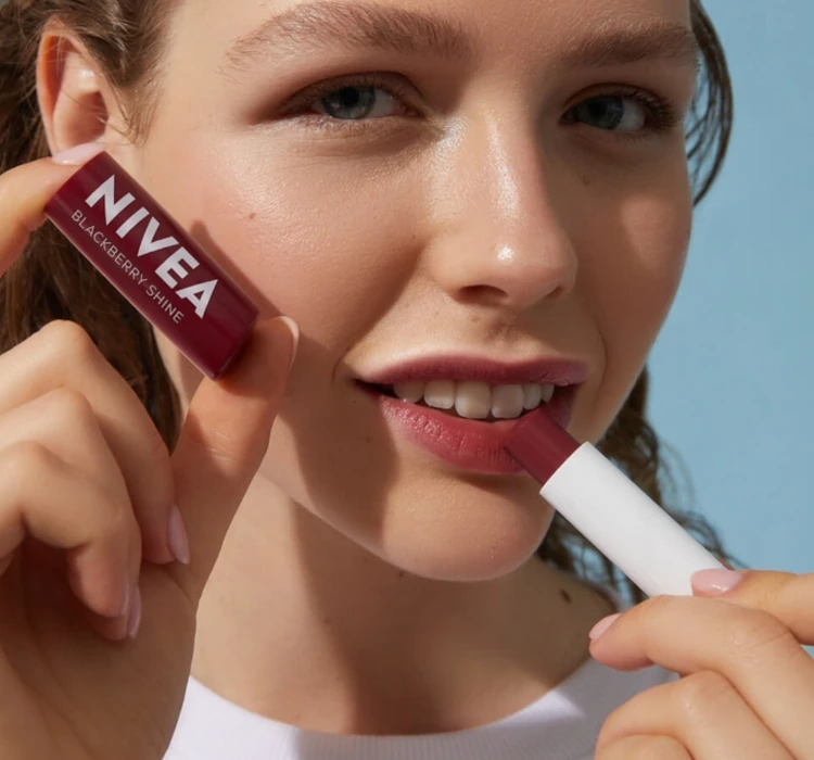 NIVEA CARE LIPSTICK BLACKBERRY SHINE 4.8G