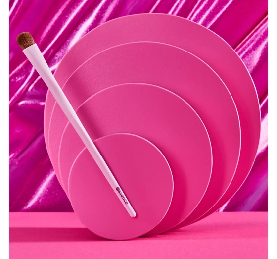 ESSENCE MAKEUP BRUSH 01 THROWING A LITTLE SHADE