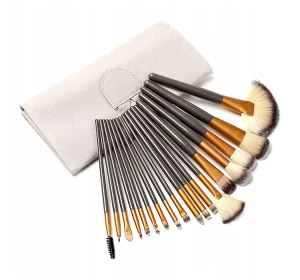 A SET OF 18 PROFESSIONAL MAKEUP BRUSHES + CASE BAG