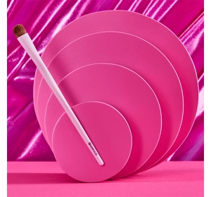 ESSENCE MAKEUP BRUSH 01 THROWING A LITTLE SHADE